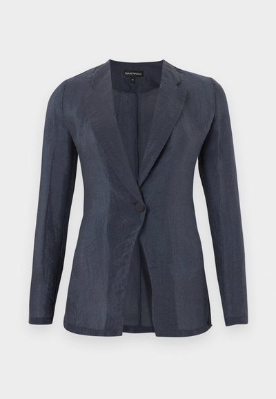 Tamno mornarskoplavi sako s jednim gumbom, dugim rukavima, reverima s usjekom i lagano teksturiranim materijalom.