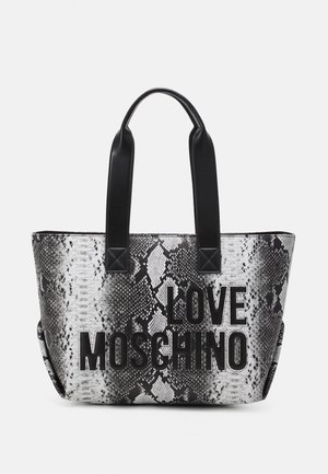 Schwarz-weiß gemusterte Tragetasche mit Schlangenhautoptik und zwei schwarzen Griffen, mit auffälligem "LOVE MOSCHINO" Schriftzug auf der Vorderseite. Glatte Textur.