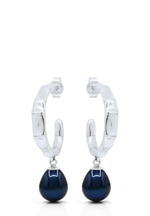 Paire de créoles argentées de style bambou avec des pendentifs en perles bleu foncé en forme de goutte suspendues à chaque créole.