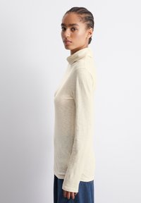 Marc O'Polo DENIM TURTLENECK - Langarmshirt - white blush