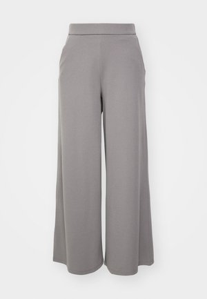 Pantaloni a gamba larga in morbido tessuto grigio con vita elasticizzata, dotati di tasche laterali e una texture liscia. Adatti per un abbigliamento casual.