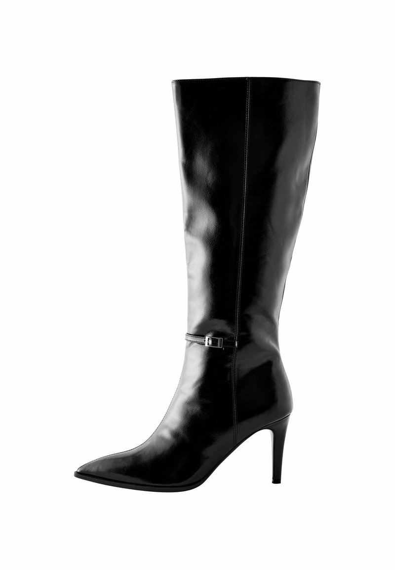 Juodų odinių batų iki kelių su smailiu nosiu, blizgiu paviršiumi, stiletto kulnu ir mažais dirželiais su sagtimi.