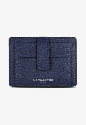 Porte-cartes en cuir bleu marine avec finition texturée, six emplacements pour cartes et une sangle centrale. Présente le logo embossé "LANCASTER PARIS" en bas.