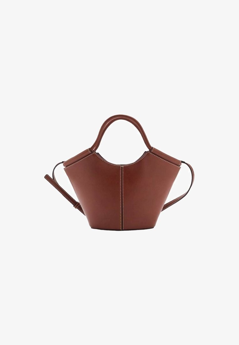 Sac à main en cuir marron avec un design géométrique, deux poignées supérieures, une bandoulière réglable et des surpiqûres blanches contrastantes.