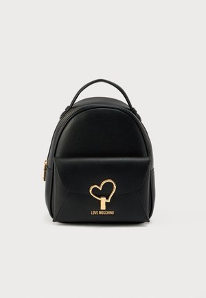 Rucsac negru din piele ecologică, cu formă rotunjită, buzunar frontal cu clapetă, accesoriu auriu în formă de inimă și accent cu numele mărcii în partea de jos.