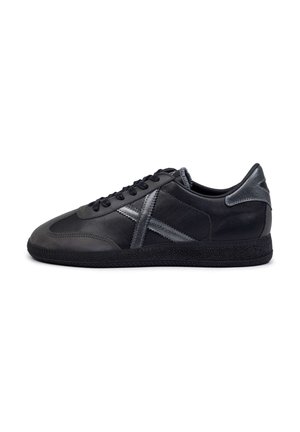 Trainers - silver