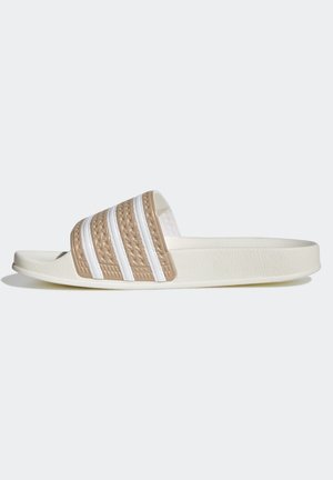 Enkelt beige og hvid slidesandal med tekstureret rem med tre hvide striber og en ensfarvet sål, vist fra siden.