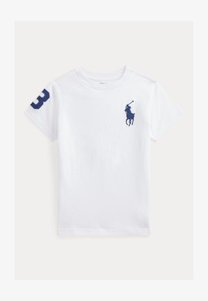 T-shirt branca de algodão com um logo azul bordado no peito e o número "3" na manga esquerda. Corte regular com mangas curtas.