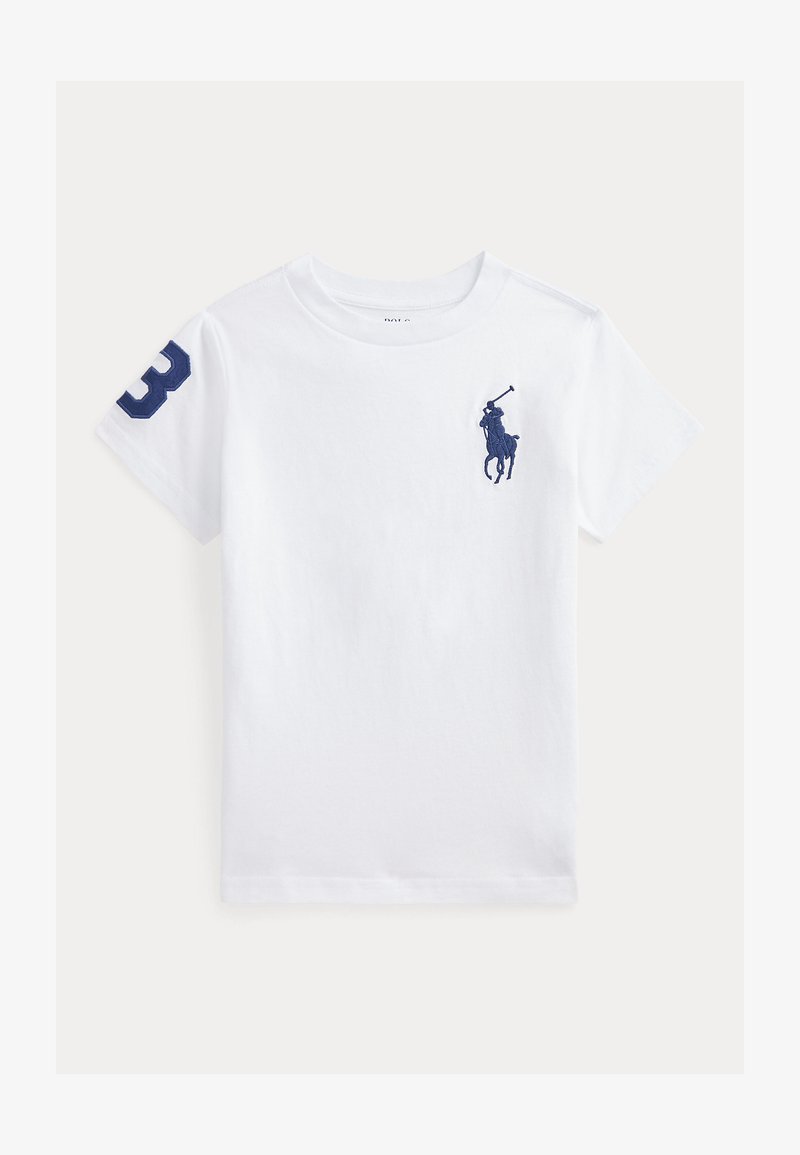 Valge puuvillane T-särk, millel on rinna piirkonnas sinine tikanditud logo ja vasakul varrukal number "3". Regulaarne lõige ja lühikesed varrukad.