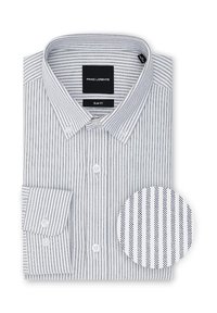 Slim fit koszula w białe i granatowe paski. Posiada kołnierzyk zapinany na guziki, długie rękawy oraz zawiera okrągły próbnik materiału dla odniesienia tekstury.