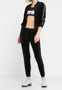 Hunkemöller Träningsjacka - black