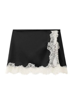 Zwarte minirok met witte bloemenkant langs de onderrand en een kanten paneel aan de rechterkant.