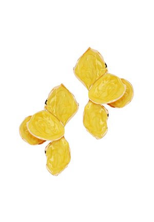 Gele geëmailleerde oorbellen in de vorm van bloembladen met gouden randen, gerangschikt in een cluster van drie bloembladen op een witte achtergrond.