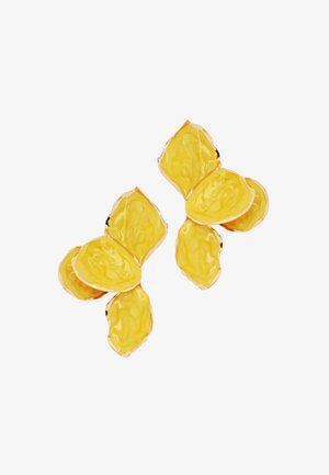Gelbe emaillierte Ohrringe in Blütenblattform mit goldenen Kanten, angeordnet in einem Cluster aus drei Blütenblättern auf weißem Hintergrund.