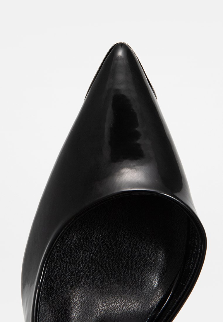 Spitz zulaufender schwarzer Lacklederschuh mit glatt glänzender Oberfläche. Offenes Design an der Rückseite mit strukturiertem schwarzen Innenfutter.