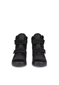 Para czarnych wysokich sneakersów z dwoma szerokimi paskami na rzep, zaokrąglonymi noskami i teksturowanymi gumowymi podeszwami, widziana z przodu.