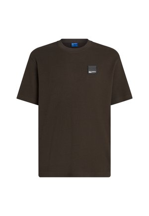 Tamno smeđa, kratkoljna majica s teksturiranim rebrastim uzorkom, okruglim izrezom i malom crnom oznakom s lijeve strane prsnog koša.