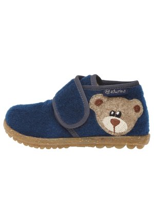Blå børnesut med velcrolukning, broderet teddybjørneansigt på siden og tekstureret gummisål.