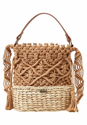Bawełniana torba makrama z misternymi wzorami węzłów, plecionym słomianym spodem, regulowanym paskiem i detalami w postaci frędzli w naturalnych beżowych odcieniach.
