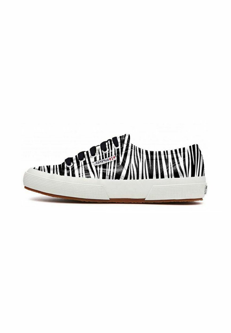 Læder sneakers i sort og hvid zebra-stribede mønster, hvid gummisål og sorte øjer. Tekstureret hvid accent på siderne.