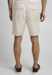 Casual Friday CFPHELIX REGULAR FIT - Kratke hlače - light sand