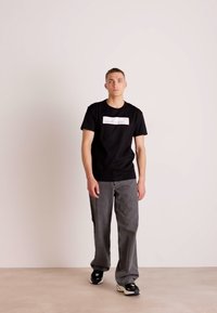 Calvin Klein Jeans HYPER REAL BOX LOGO UNISEX - T-shirts print - ck black