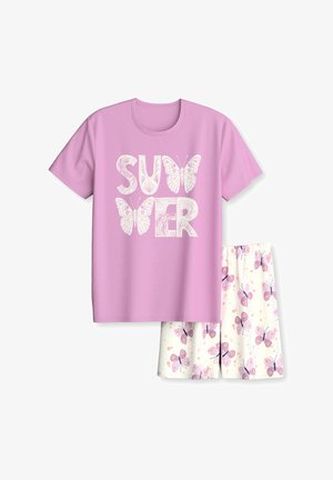 Camicia rosa a maniche corte con scritta "SUMMER" e disegni di farfalle, abbinata a pantaloncini bianchi con motivi di farfalle rosa e viola.