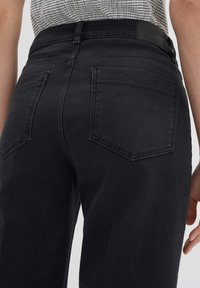 someday. MID RISE LOOSE FIT - Flared Jeans - raven black