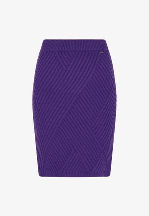 Lila Strickrock mit einem strukturierten Design und diagonalen Rippen. Er hat eine taillierte Silhouette und einen Bund mit einem dezenten Logo.