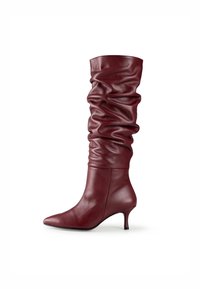 Botă din piele burgundă, cu un design lăsat pe gleznă, cu vârful ascuțit și toc stiletto mic, prezentată în profil pe un fundal alb.