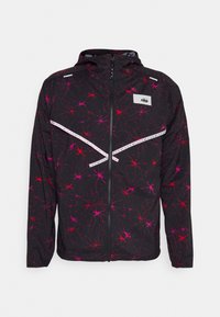 Lichte zwarte jas met een abstract patroon in rood en roze, volledige rits, vaste capuchon en reflecterende accenten op de borst en mouwen.