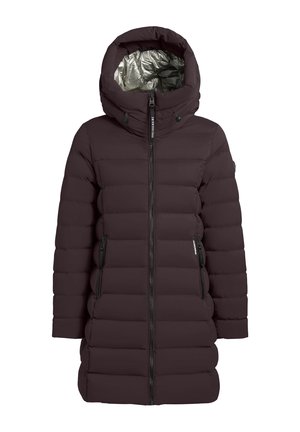 Dlhý prešívaný kabát tmavohnedej farby s prehnane veľkou kapucňou a strieborným lemom. Má čierne zipsy na zapínanie a dve bočné vrecká.