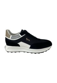 Sneakers blu navy realizzati con una combinazione di materiali in rete e suede. Presentano dettagli bianchi e beige, un logo e una suola in gomma testurizzata.