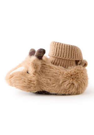Chausson doux et duveteux pour bébé conçu comme un animal marron avec de petites cornes et un bord tricoté autour de la cheville.