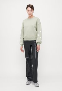 ONLY Tall ONLMACY O NECK BOX - Pusa - desert sage/cloud dancer