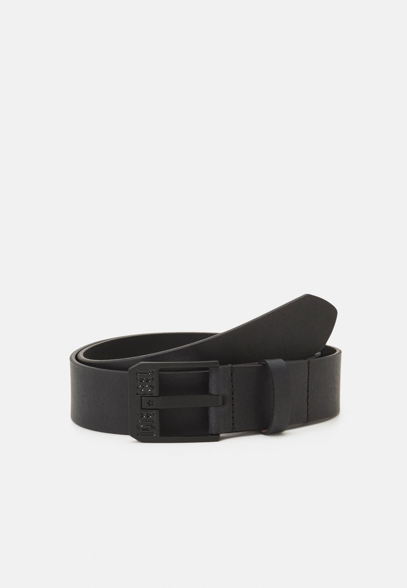 Curea din piele neagră cu finisaj mat, având o cataramă pătrată și o buclă pentru a fixa capătul liber. Design simplu, textură fină.