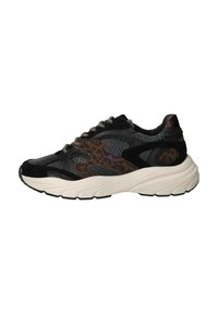 Zwarte en bruine sneakers van mesh en zacht suede, met een robuuste witte zool en een panterprintaccent aan de zijkant.