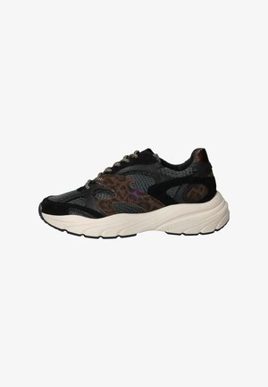 Zwarte en bruine sneakers van mesh en zacht suede, met een robuuste witte zool en een panterprintaccent aan de zijkant.