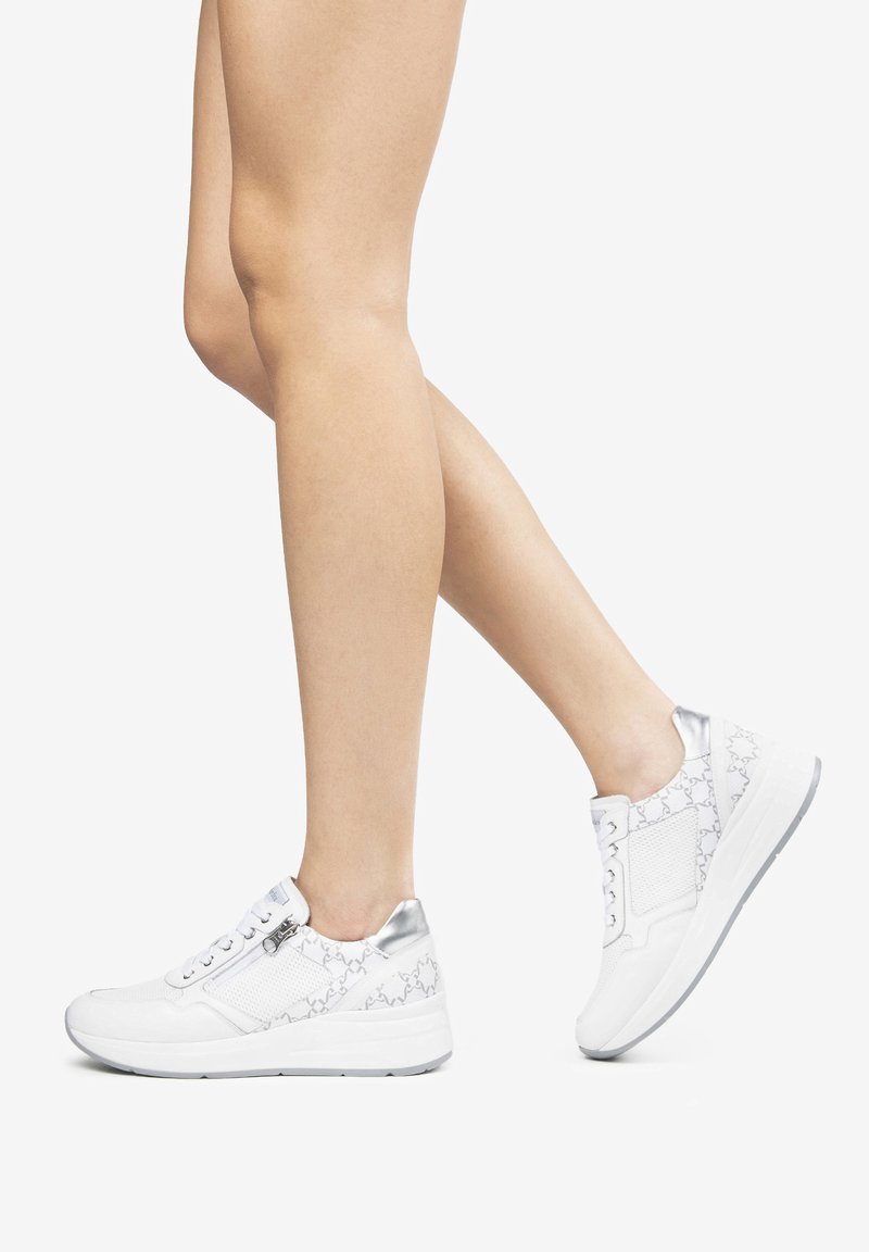 Weiße Sneakers mit einem strukturierten Obermaterial, silbernen Akzenten und einer dicken Sohle. Verfügt über ein Schnürdesign und ein dezentes geometrisches Muster.
