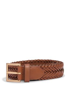 Ceinture en cuir tressé marron avec boucle rectangulaire dorée, roulée et posée sur un fond blanc.