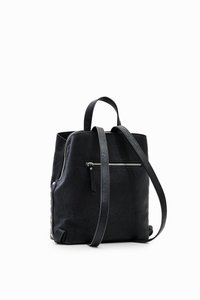 Zaino in pelle nera con una superficie texture, manici superiori e una tracolla regolabile. Presenta una tasca con zip sul davanti e accenti hardware laterali.