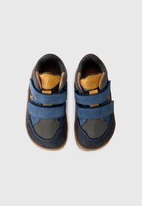 Une paire de chaussures pour tout-petits, bleu et gris, avec des bandes velcro et des accents marron, présentée côte à côte sur un fond blanc.