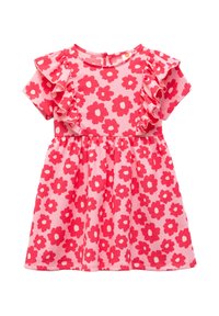 Vestido floral con mangas cortas con volantes, fondo rosa y grandes flores rojas. Cintura fruncida y escote redondo con cierre de botón en la parte posterior.
