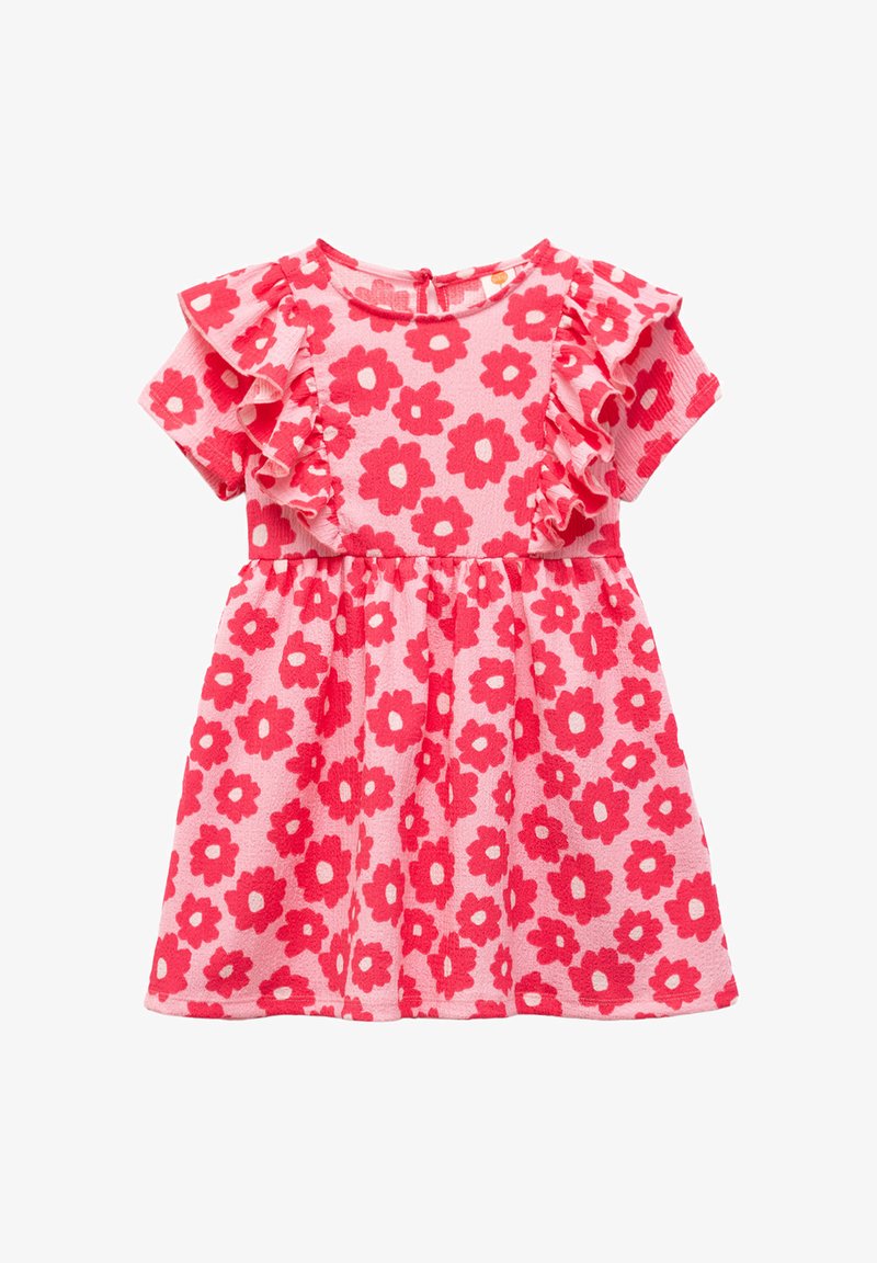 Vestido floral con mangas cortas con volantes, fondo rosa y grandes flores rojas. Cintura fruncida y escote redondo con cierre de botón en la parte posterior.