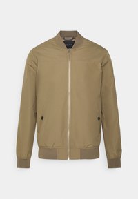 Chaqueta bomber de color verde oliva con cierre delantero de cremallera, cuello y puños acanalados, y bolsillos laterales con botones de presión negros; tejido liso y duradero.