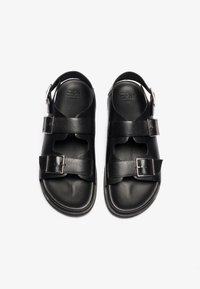 Sorte lær sandaler med to brede, justerbare stropper med spænder, åben tå-design og en formet sål for komfort.