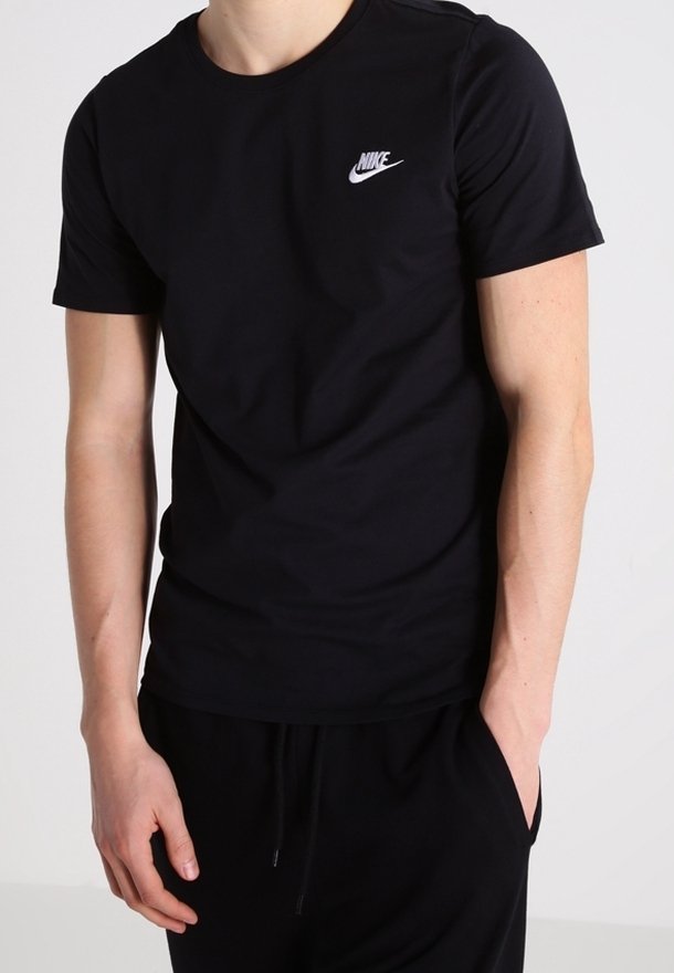 Camiseta negra de manga corta hecha de tejido suave, con un pequeño logo blanco de Nike en el lado izquierdo del pecho. Diseño simple, corte regular.