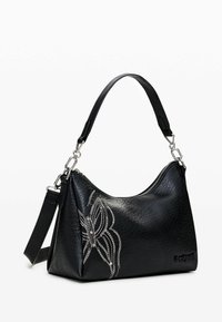 Borsa a mano in pelle nera con superficie texture, design floreale in filo argentato, unica tracolla nera e dettagli in metallo argentati.