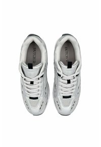 Witte sport sneakers van mesh en synthetisch leer, met een ronde neus, contrasterende zwarte accenten en een opvallend vetersysteem.