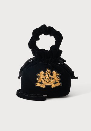 Sac en velours noir à cordon avec poignée scrunchie et blason brodé en or représentant deux lions et une volute décorative.